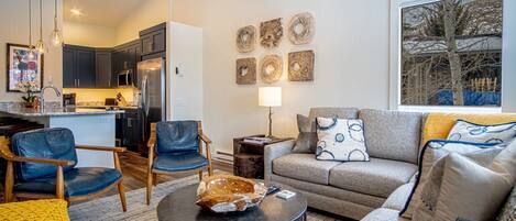 Appartement, Meerdere bedden, terras, uitzicht op bergen (Warm Springs Retreat) | Woonruimte | Een 42-inch flatscreentelevisie met digitale zenders