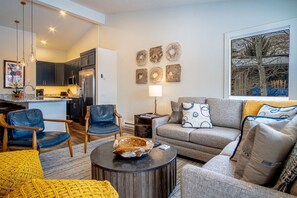 公寓客房, 多張床, 庭院, 山景 (Warm Springs Retreat) | 起居區 | 42-吋平面電視，提供數位頻道