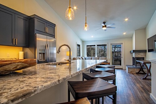 Warm Springs Retreat - Prime Location Near Downtown & Ski Lifts