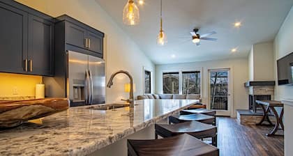 Warm Springs Retreat - Prime Location Near Downtown & Ski Lifts