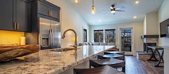 Warm Springs Retreat - Prime Location Near Downtown & Ski Lifts