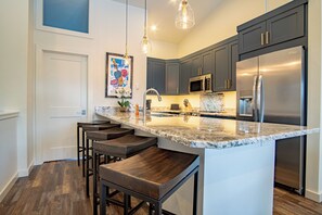 Appartement, meerdere bedden, patio, uitzicht op bergen (Warm Springs Retreat) | Privékeuken | Eettafels