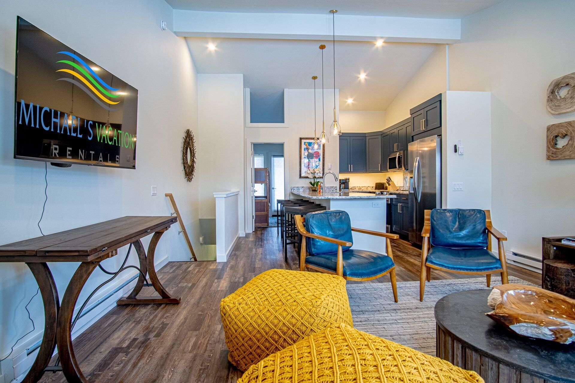 Kondominium, Beberapa Tempat Tidur, patio, pemandangan gunung (Warm Springs Retreat) | Area keluarga | Televisi layar datar 42-inci dengan saluran TV digital