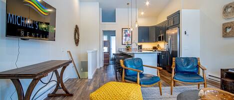 Apartment, Mehrere Betten, Terrasse, Bergblick (Warm Springs Retreat) | Wohnbereich | 42-Zoll-Flachbildfernseher mit Digitalempfang