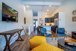 Apartment, Mehrere Betten, Terrasse, Bergblick (Warm Springs Retreat) | Wohnbereich