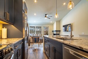 Appartement, meerdere bedden, patio, uitzicht op bergen (Warm Springs Retreat) | Interieur