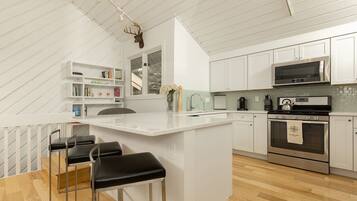 Appartement, Meerdere bedden, terras, uitzicht op bergen (Sunburst 83) | Privékeuken | Een eettafel