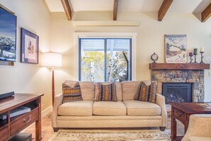 Condo, nhiều giường, sân hiên, quang cảnh núi (Sun Valley Condo 140) | Khu phòng khách | TV màn hình phẳng 42-inch có truyền hình kỹ thuật số 