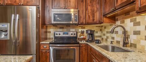 Condo, varias camas, patio, vista a la montaña (Sun Valley Condo 140) | Cocina privada | Comedor