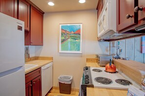 Condo, nhiều giường, sân hiên, quang cảnh núi (Andora Alpine Retreat) | Bếp riêng