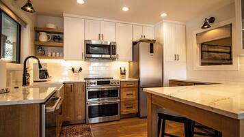 Appartement, meerdere bedden, patio, uitzicht op bergen (Bluff Condo 4138) | Privékeuken | Eettafels