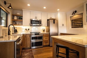 Appartement, meerdere bedden, patio, uitzicht op bergen (Bluff Condo 4138) | Privékeuken | Eettafels