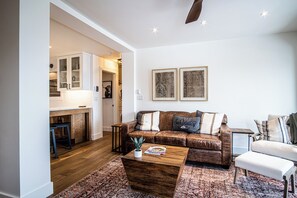 公寓客房, 多張床, 庭院, 山景 (Bluff Condo 4138) | 起居區 | 42-吋平面電視，提供數位頻道