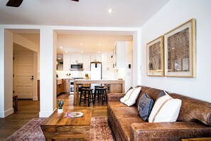 Appartement, meerdere bedden, patio, uitzicht op bergen (Bluff Condo 4138) | Woonruimte | Een 42-inch flatscreentelevisie met digitale zenders