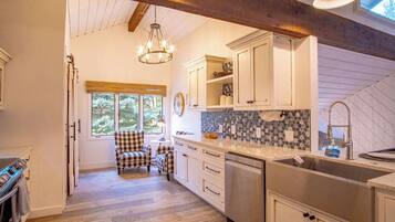 Condo, Berbilang Katil, Balcony, Mountain View (Sunburst 33) | Dapur peribadi | Meja makan