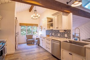 Lejlighed - flere senge - balkon - bjergudsigt (Sunburst 33) | Privat køkken | Spisebord