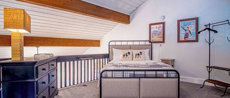 公寓式客房, 多张床, 阳台, 山景 (Sunburst 33) | 3 多间卧室、特色装修、特色家居、床单