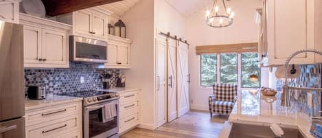 Condo, várias camas, sacada, vista para a montanha (Sunburst 33) | Cozinha privada | Mesas de jantar