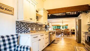 Condo, Berbilang Katil, Balcony, Mountain View (Sunburst 33) | Dapur peribadi | Meja makan