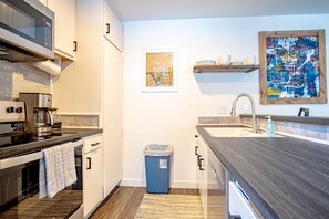 Condo, nhiều giường, lò sưởi, quang cảnh núi (Sun Valley Condo 118) | Bếp riêng | Bàn ăn 