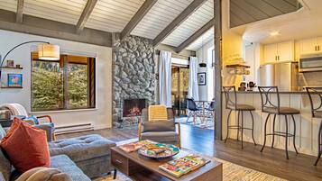 Apartamento, varias camas, chimenea, vistas a la montaña (Sun Valley Condo 118) | Zona de estar | Televisión de pantalla plana de 42 pulgadas con canales digitales