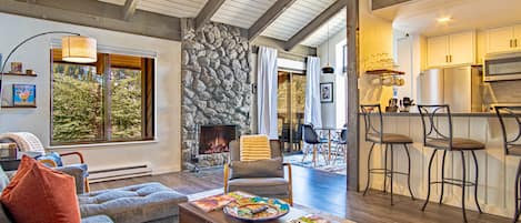 Leilighet, flere senger, peis, fjellutsikt (Sun Valley Condo 118) | Oppholdsområde | En 42-tommers Flatskjerm-TV med digitale kanaler