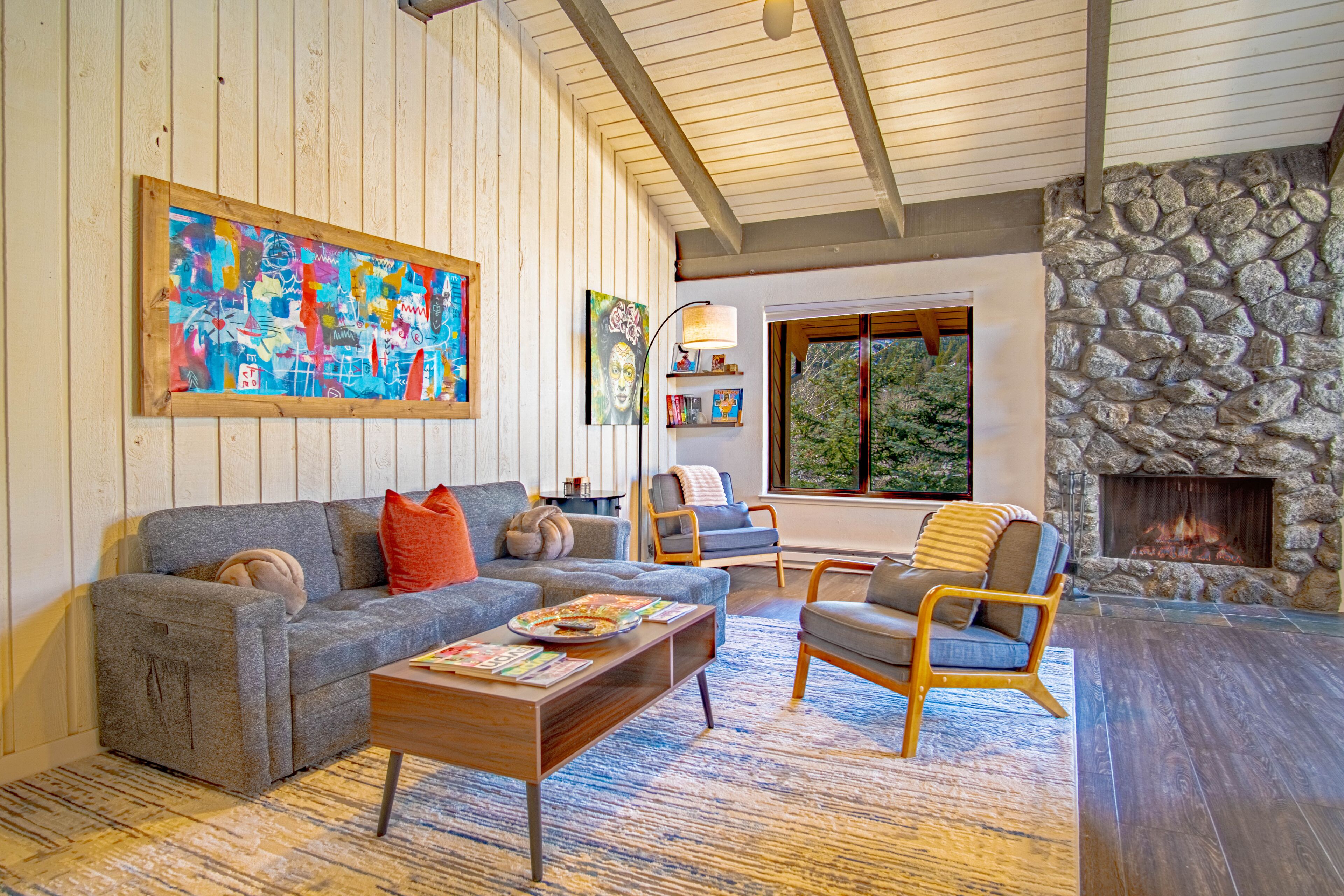 คอนโด, หลายเตียง, เตาผิง, วิวภูเขา (Sun Valley Condo 118) | บริเวณนั่งเล่น | ทีวีจอแบน 42 นิ้ว พร้อมช่องดิจิตอล