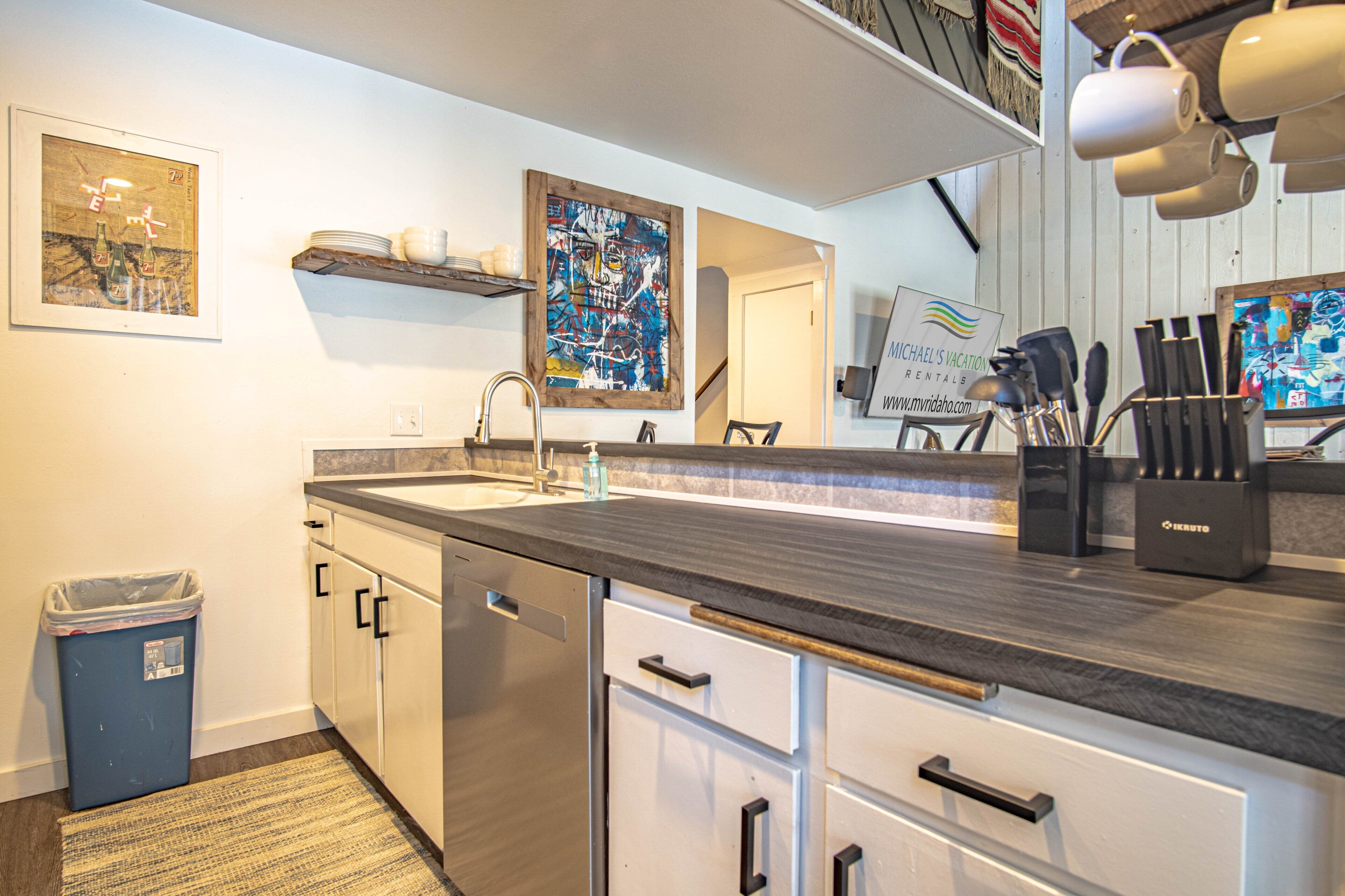 Condo, Multiple Beds, Fireplace, Mountain View (Sun Valley Condo 118) | Private kitchen | Dining tables