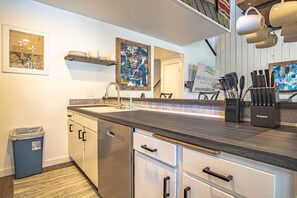 公寓式客房, 多张床, 壁炉, 山景 (Sun Valley Condo 118) | 私人厨房 | 餐桌