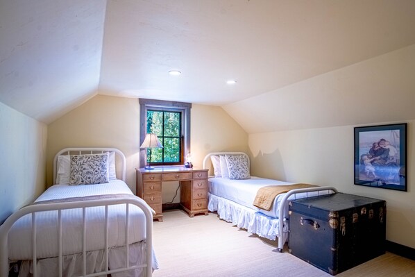 Cabana, várias camas, varanda, vista para a montanha (Board's Sunset Ranch) | 3 quartos, individualmente decorados, individualmente mobiliados