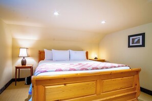 캐빈, 침대(여러 개), 파티오, 산 전망 (Board's Sunset Ranch) | 3 개의 침실, 각각 다른 스타일의 인테리어, 각각 다르게 가구 비치, 침대 시트