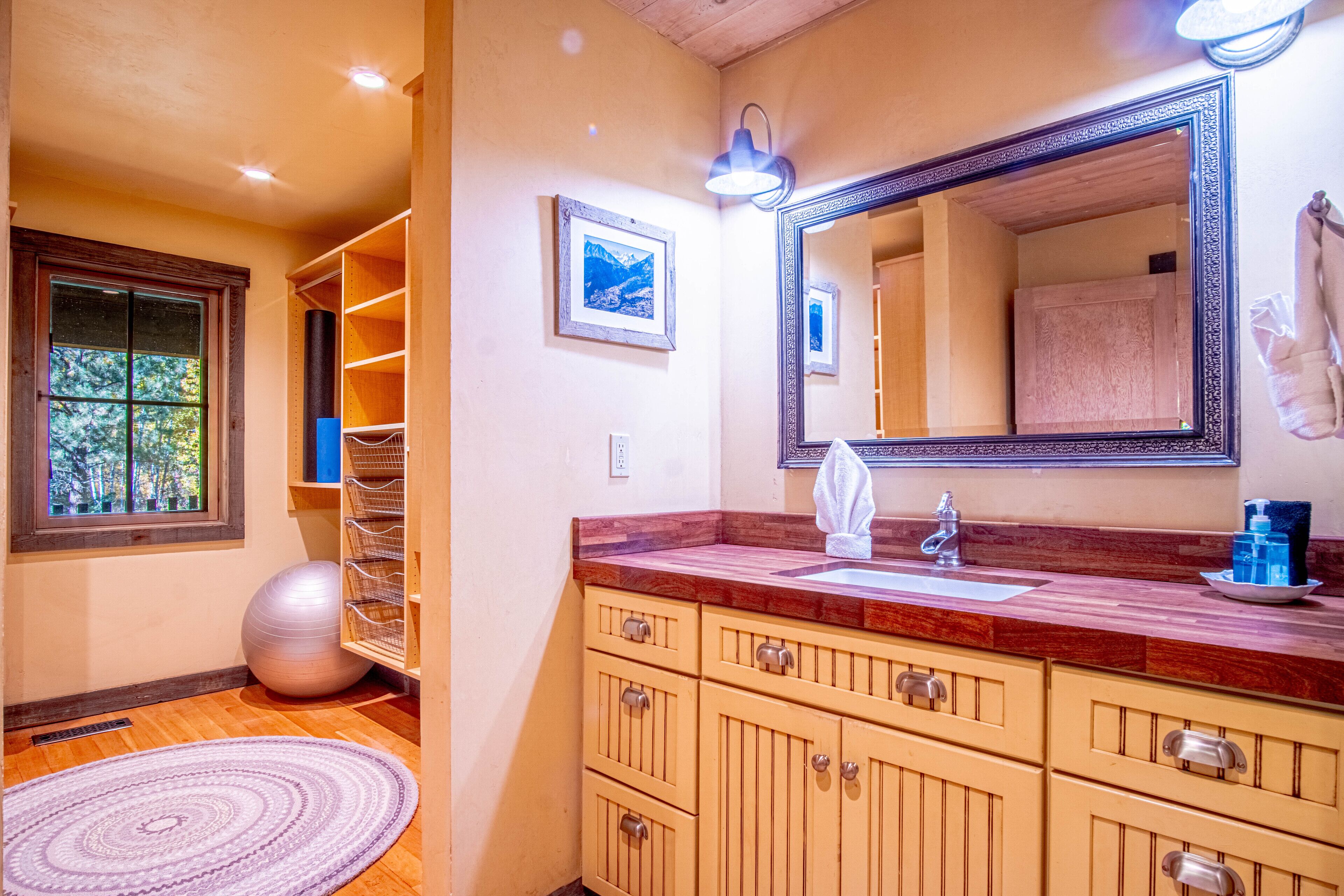 Cabane, plusieurs lits, patio, vue montagne (Board's Sunset Ranch) | Salle de bain | Serviettes fournies