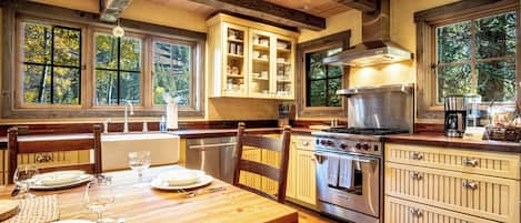 Ferienhütte, Mehrere Betten, Terrasse, Bergblick (Board's Sunset Ranch) | Eigene Küche | Esstisch