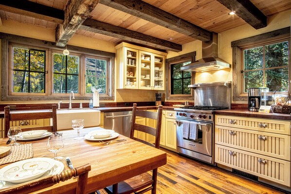 Chalet rustique, Plusieurs lits, patio, vue sur la montagne (Board's Sunset Ranch) | Cuisine privée | Table de salle à manger