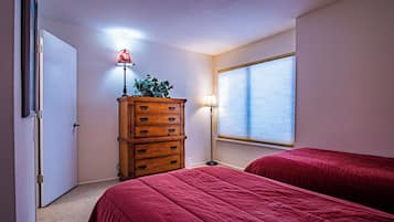 Apartamento, varias camas, chimenea, vistas a la montaña (Sun Valley Condo 137) | 2 dormitorios, decoración individual, mobiliario individual