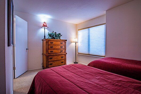 Condo, nhiều giường, lò sưởi, quang cảnh núi (Sun Valley Condo 137) | 2 phòng ngủ, trang trí khác biệt 