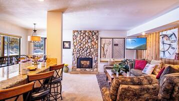 公寓式客房, 多张床, 壁炉, 山景 (Sun Valley Condo 137) | 起居区 | 42-英寸纯平电视(配备数码频道)