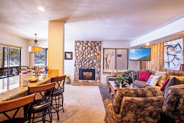 Condo, Multiple Beds, Fireplace, Mountain View (Sun Valley Condo 137) | Living area | 42-inch flat-screen TV with digital channels