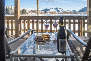 คอนโด, หลายเตียง, เตาผิง, วิวภูเขา (Sun Valley Condo 137) | รับประทานอาหารกลางแจ้ง