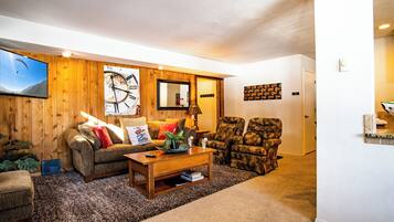 Apartamento, varias camas, chimenea, vistas a la montaña (Sun Valley Condo 137) | Zona de estar | Televisión de pantalla plana de 42 pulgadas con canales digitales
