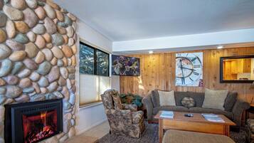 Appartement, Meerdere bedden, open haard, uitzicht op bergen (Sun Valley Condo 137) | Woonruimte | Een 42-inch flatscreentelevisie met digitale zenders