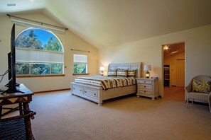 Casa, varias camas, patio, vistas a la montaña (Sunflower Lane) | 4 dormitorios, decoración individual, mobiliario individual