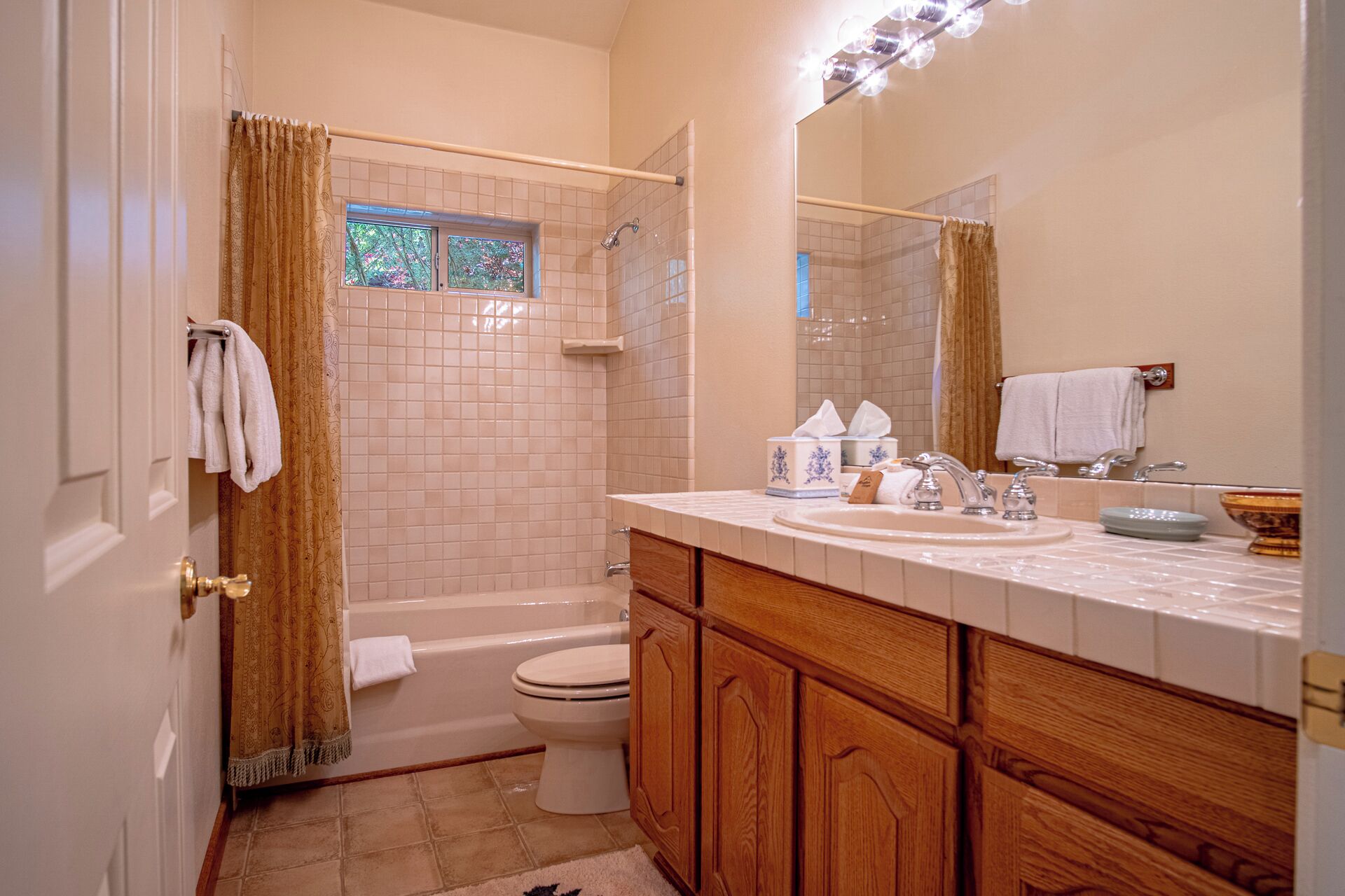 Une salle de bain avec une baignoire, des toilettes et un lavabo.