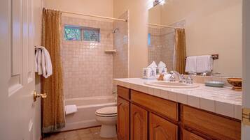 Une salle de bain avec une baignoire, des toilettes et un lavabo.