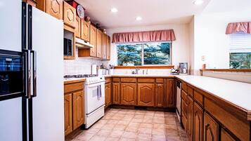 House, Multiple Beds, Patio, Mountain View (Sunflower Lane) | Private kitchen | Dining tables