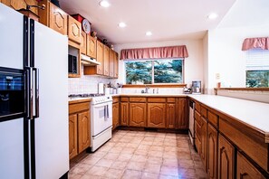 House, Multiple Beds, Patio, Mountain View (Sunflower Lane) | Private kitchen | Dining tables