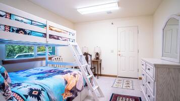 House, Multiple Beds, Patio, Mountain View (Sunflower Lane) | 4 bedrooms, individually decorated, individually furnished, bed sheets