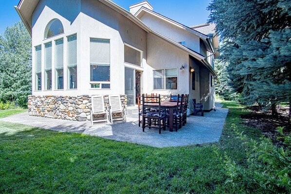 Outdoor dining - Sunflower Lane - 4BD Sun Valley Retreat + Resort Amenities (Sun Valley)