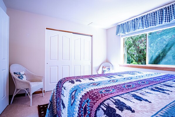 4 bedrooms, individually decorated, individually furnished, bed sheets