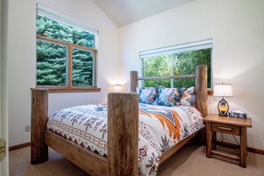 Hus, flere senger, terrasse, fjellutsikt (Sunflower Lane) | Utsikt fra rommet